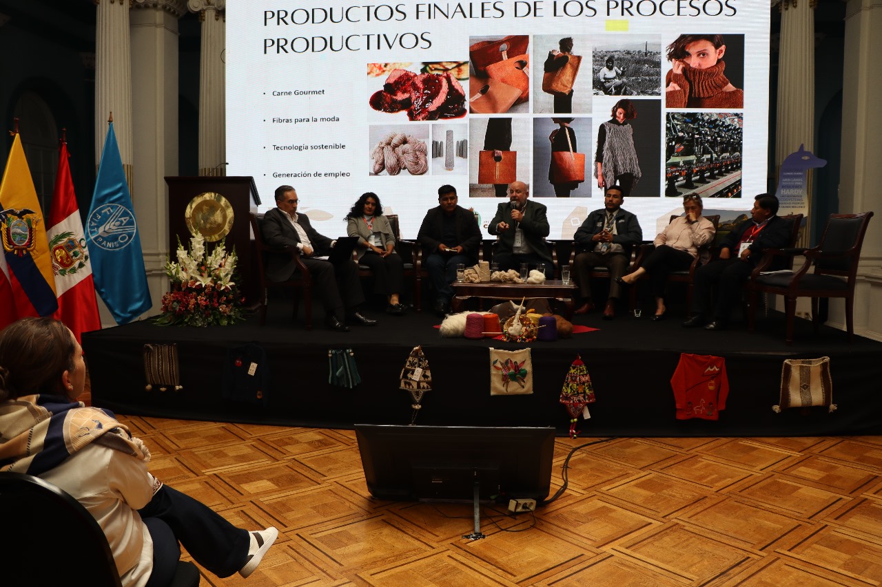 Representantes sudamericanos en uno de los paneles del “1er Encuentro Regional sobre Camélidos: Nutriendo la vida, preservando el futuro”